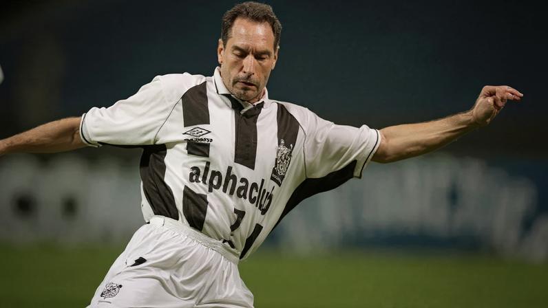 O craque Edmundo comemora o gol que abriu caminho para a grande vitória do Santos sobre o Grêmio por 2 a 0, em pleno Estádio Olímpico Monumental, pela fase inicial da Copa João Havelange.
