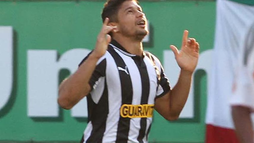 O meia Elkeson e o atacante argentino Germán Herrera comemoram a imponente vitória do Botafogo sobre o São Paulo no Morumbi, em duelo válido pela sétima rodada do Campeonato Brasileiro de 2011. (Foto: Célio Messias)