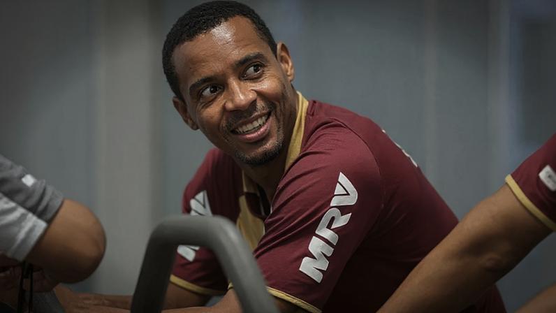 O meio-campista Rosinei celebra o gol da vitória do Atlético-MG sobre o Corinthians, clube onde foi revelado, em partida muito disputada no Estádio do Pacaembu pelo Brasileirão. (Bruno Cantini/Atlético-MG)