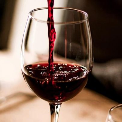 Quatro modos de abrir vinho sem saca-rolha, com segurança