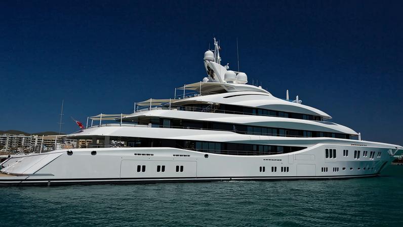 A luxury yacht with a teak deck. Image by larsen9236 via Pixabay.