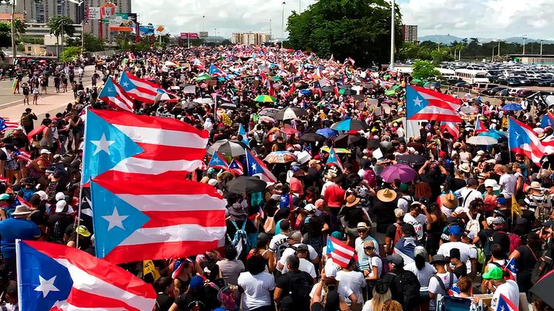 Pessoas se reúnem em uma rodovia durante os protestos em Porto Rico.