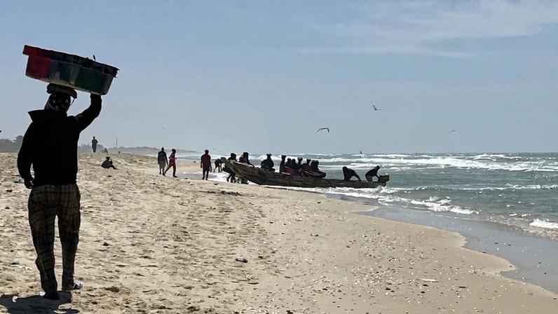 Fishermen returning from their fishing trip in Saint-Louis, Senegal. Image by Elodie Toto/Mongabay.
