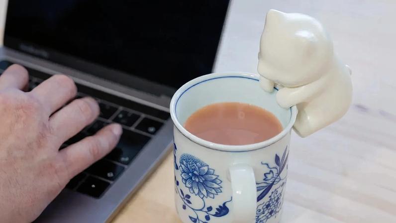 Nékojita FuFu is designed to hang off bowls and cups less than 6 millimeters thick but can also sit next to plates full of food.