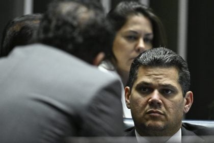 Plenário do Senado Federal durante sessão deliberativa ordinária. Ordem do dia. Na pauta, o PLP 177/2023, que amplia de 513 para 531 o número de cadeiras na Câmara dos Deputados. Aprovado na Câmara dos Deputados no início de maio, o projeto aumenta o número de vagas na Casa em razão do crescimento populacional de alguns estados. O texto mantém o tamanho das bancadas que perderiam representantes. Em foco, presidente do Senado Federal, senador Davi Alcolumbre (União-AP). (Foto: Andressa Anholete/Agência Senado)