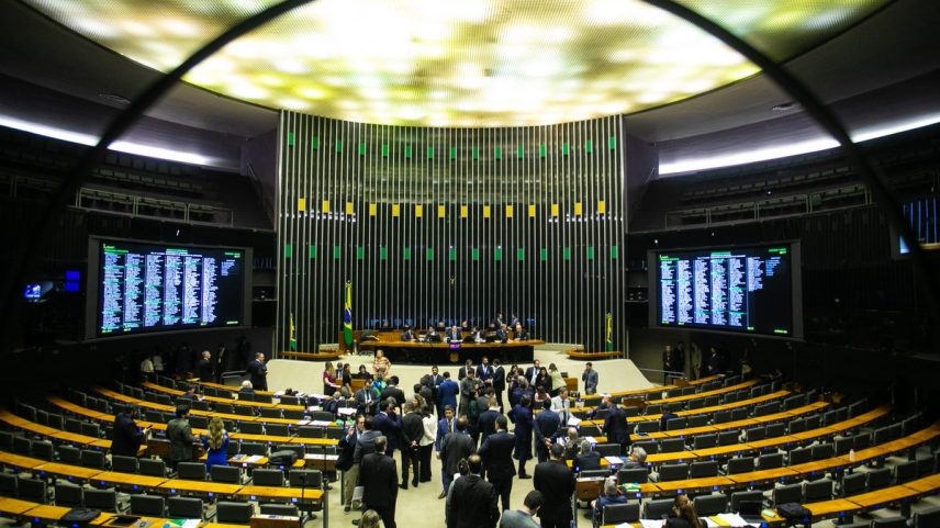 Hugo Motta em sessão plenária na Câmara no projeto que cancela decreto do governo que elevou o IOF. (Foto: Brenno Carvalho / Agência O Globo)