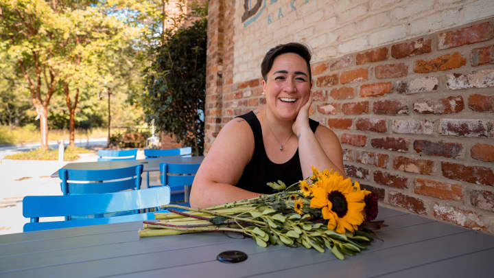 Liz Whalen é co-proprietária da Rebel Rebel, um salão de beleza em Libertyville, Illinois, que atende clientes LGTBQ+. (Foto: Lissete Briggs)