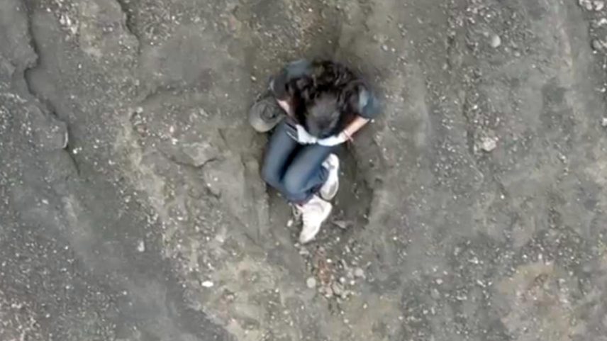 Imagem de drone mostra publicitária brasileira Juliana Marins, que caiu em trilha na ilha de Lombok, na Indonésia (Foto: Reprodução)