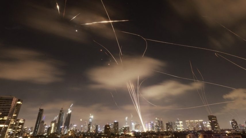 Sistemas de defesa aérea israelense são ativados para interceptar mísseis iranianos sobre a cidade israelense de Tel Aviv (Foto: Menahem Kahana / AFP)