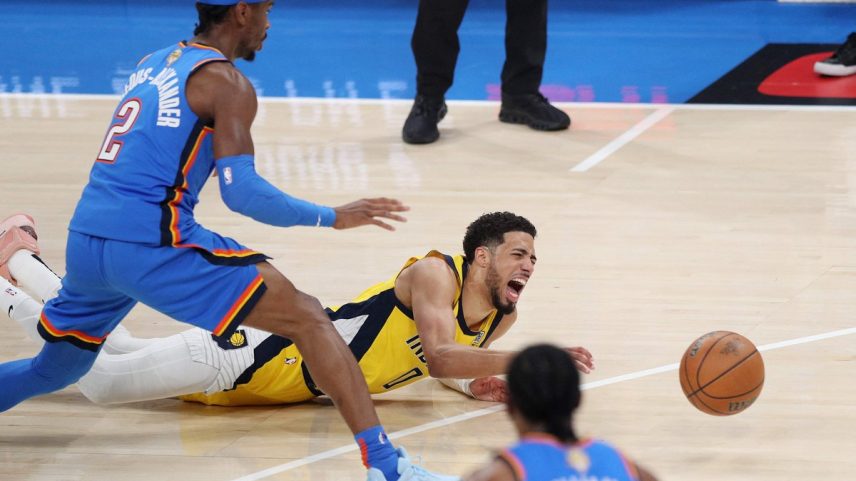 Haliburton sente lesão nas finais da NBA (Foto: Justin Ford/Getty Images/AFP)