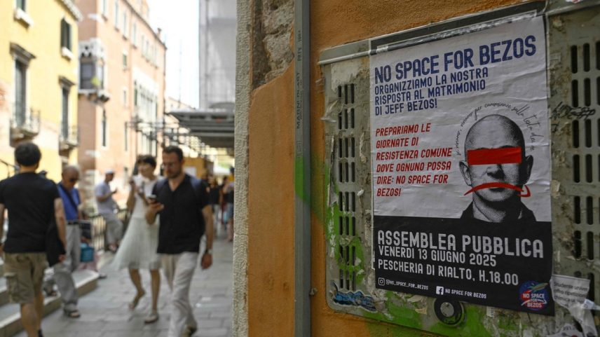 Cartaz de protesto contra Jeff Bezos em uma parede em Veneza (Foto: AFP)