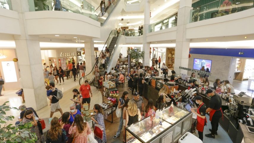 Movimento em shopping do Rio (Foto: Roberto Moreyra / Agência O Globo)