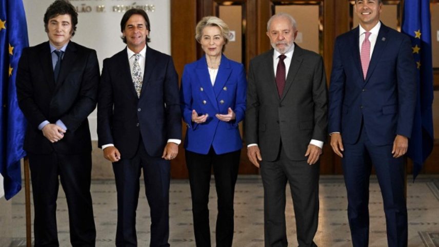 Da esquerda para a direita: Javier Milei (Argentina); Luis Lacalle Pou (Uruguai); a presidente da Comissão Europeia, Ursula von der Leyen (ao centro); Luiz Inácio Lula da Silva (Brasil), e Santiago Peña (Paraguai), posam para a foto oficial da LXV Cúpula do Mercosul em Montevidéu (Foto: Eitan Abramovich/AFP)