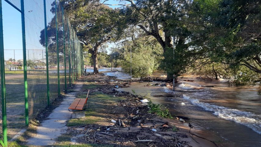 Enchente do lago Guaíba cobre a orla do bairro Guarujá, na zona sul de Porto Alegre (Foto: Carlos Villela/Folhapress)