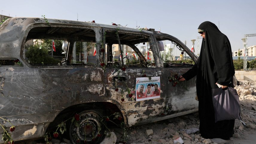 Mulher observa uma ambulância queimada por ataque de Israel ao Irã nesta segunda-feira (23) (Foto: Majid Asgaripour/via REUTERS)