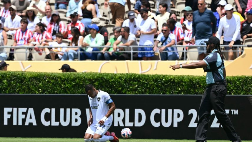 Marlon Freitas celebra classificação do Botafogo na Copa do Mundo de Clubes (Foto: YURI CORTEZ / AFP)
