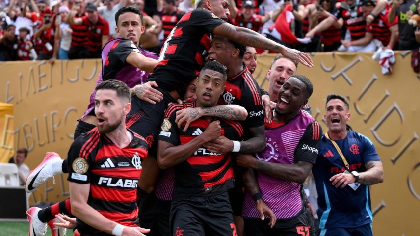 Flamengo comemora um dos gols de vitória emblemática contra o Chelsea (Foto: David Ramos / GETTY IMAGES NORTH AMERICA / Getty Images via AFP)