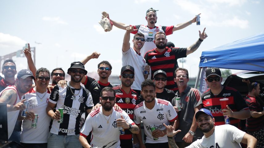 Torcedores do Flamengo fazem churrasco fora do estádio antes do jogo (Foto: Gilvan de Souza / Flamengo)