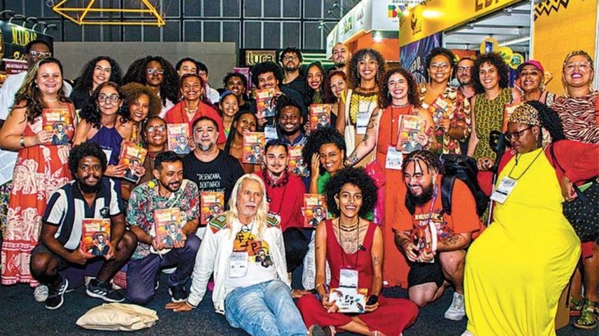 Celebração. Autores de “Machado Quebradeiro” e, no centro, de branco, Julio Ludemir, criador da Flup, no lançamento da obra na Bienal do Livro (Foto: Anderson Baptista / Divulgação)