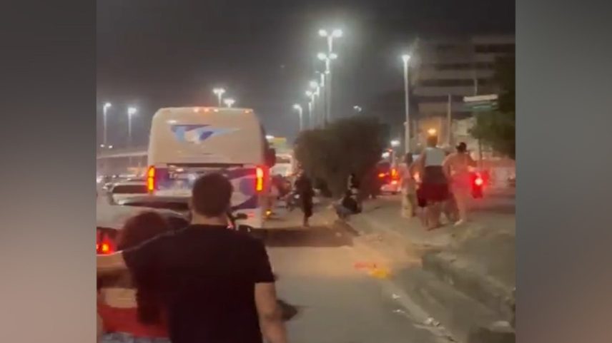 Motoristas descem de seus carros durante roubo de veículo na Avenida Brasil, na Zona Norte do Rio (Foto: Reprodução)