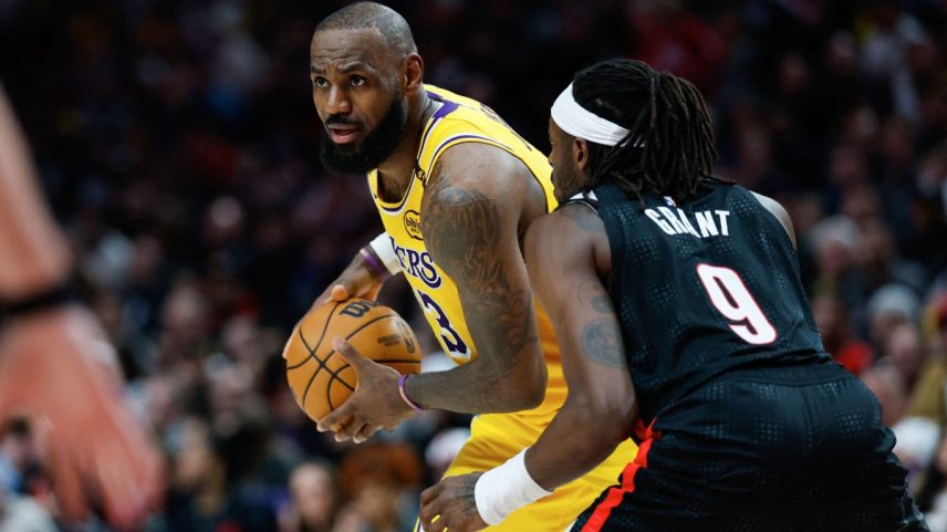 LeBron James durante jogo contra o Portland Trail Blazers (Foto: Alika Jenner / Getty Images via AFP)