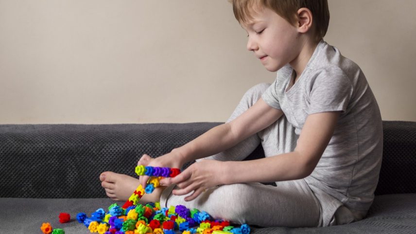 Criança brincando (Foto: Freepik)