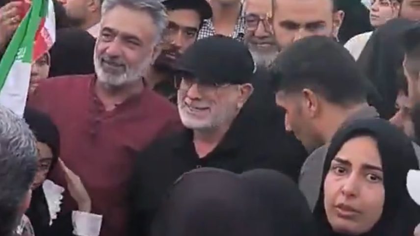 Esmail Qaani (C), chefe da Força Quds da Guarda Revolucionária do Irã, durante protesto em Teerã (Foto: Reprodução/Redes Sociais)