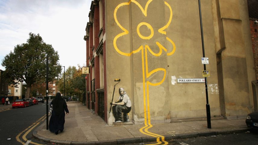 A imagem "Indo, indo, indo... ido": O 'Pintor de Flores das Linhas Amarelas' de Banksy foi removido de sua parede original em Londres e foi colocado à venda nos EUA. (Foto: Getty Images)
