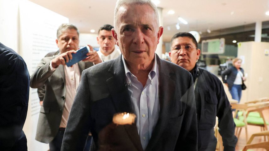 O ex-presidente da Colômbia Álvaro Uribe visita o hospital em Bogotá, Colômbia (Foto: Luisa Gonzalez - 8.jun.25/Reuters)