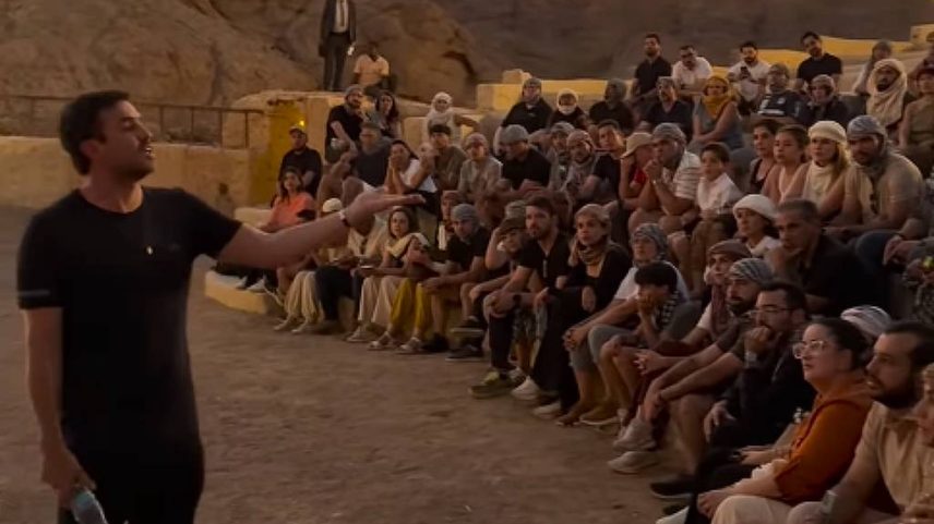 O influenciador Pablo Marçal discursa durante mentoria espiritual para brasileiros no Egito, antes de chegar ir à Jordânia e Israel (Foto: @medinamaker)