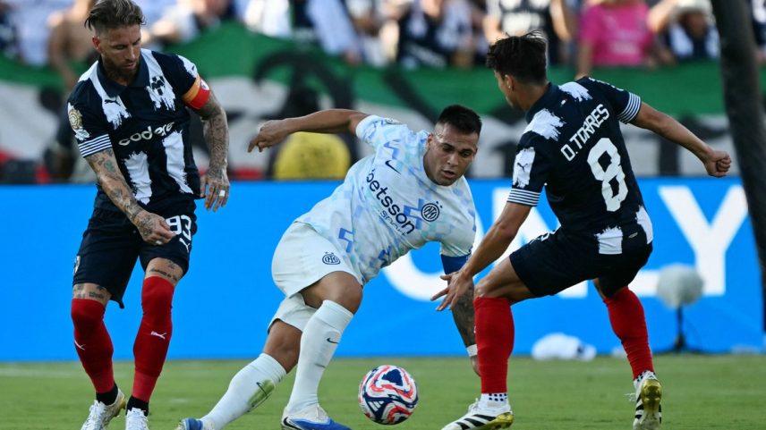 Sérgio Ramos (esquerda) e Lautaro Martínez (centro) no empate entre Monterrey e Inter de Milão (Foto: YURI CORTEZ / AFP)