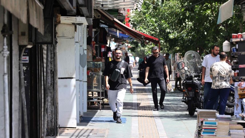Pessoas caminham em rua de Teerã (Foto: ATTA KENARE / AFP)