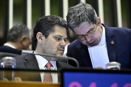 Senador Randolfe Rodrigues, líder do governo no Congresso, conversa com Davi Alcolumbre, presidente do Senado Federal. (Foto: Andressa Anholete/Agência Senado)