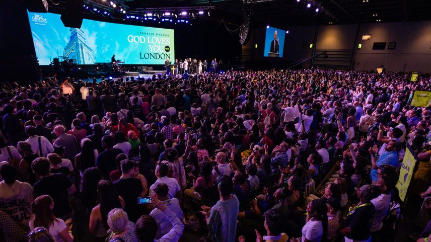 Milhares ouvem a pregação de Franklin Graham em Londres. (Foto: Associação Billy Graham)