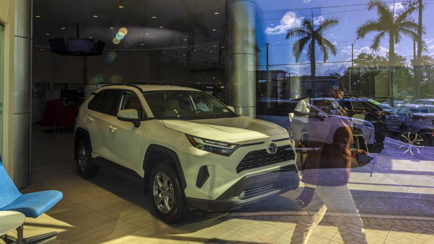Toyota RAV4, veículo híbrido, em exibição nos Estados Unidos (Foto: Saul Martinez - 26.fev.24/NYT)