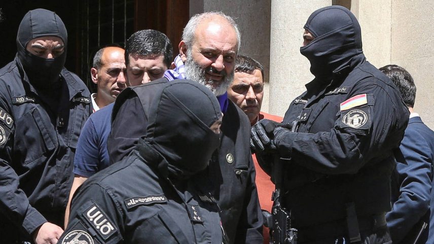 Agentes da Segurança Nacional da Armênia prendem o arcebispo da Igreja Apostólica Armênia, Bagrat Galstanyan (Foto: Melik Baghdasaryan - 25.jun.2025/via Reuters)
