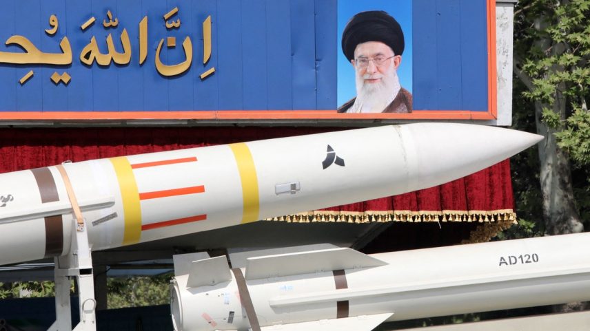 Caminhão militar iraniano transporta partes de um míssil Sayad 4-B que passa por um retrato do líder supremo do Irã, o aiatolá Ali Khamenei, durante um desfile militar (Foto: Atta Kenare / AFP)