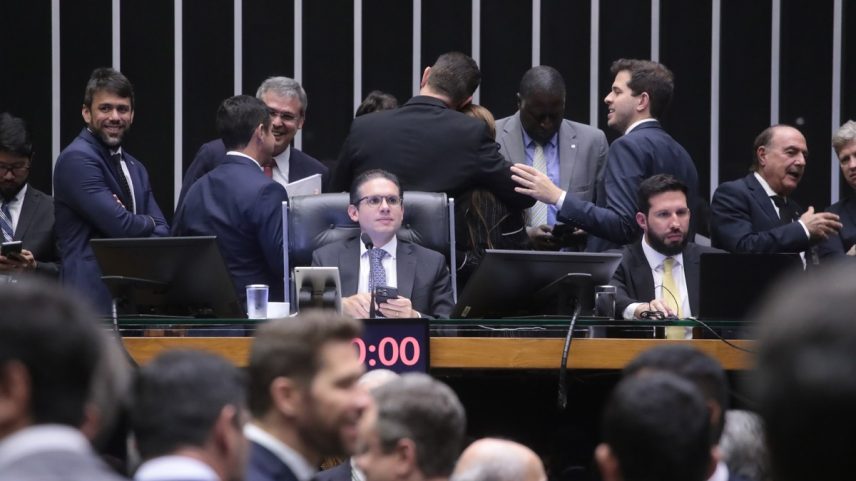 Hugo Motta durante sessão que votou urgência para derrubar decreto do IOF (Foto: Bruno Spada/Câmara dos Deputados)