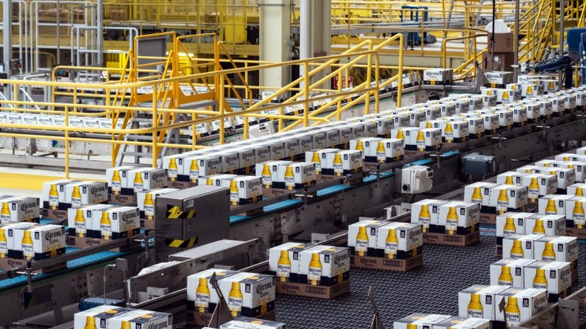 Caixas de cerveja Corona em uma esteira transportadora em Mérida, no México (Foto: Bloomberg)