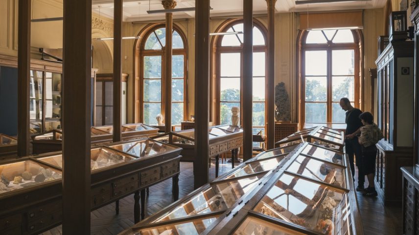 Visitantes no Museu de Mineralogia da École des Mines de Paris, que tem mais de cem mil objetos, sendo cinco mil em exibição (Foto: Dmitry Kostyukov/The New York Times)