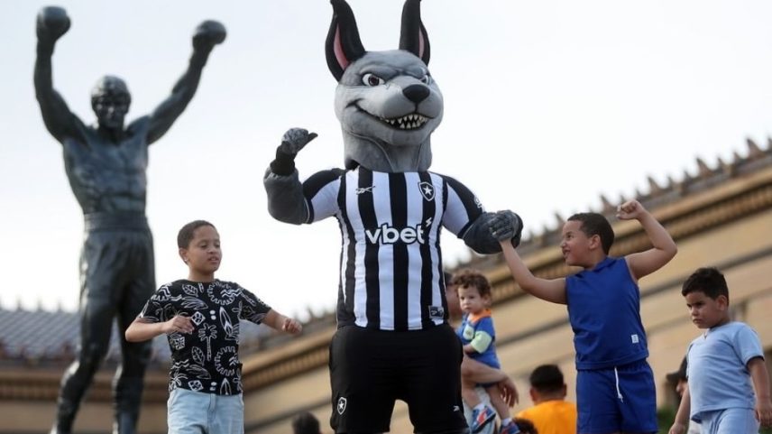 Mascote Bira -- inspirado em Biriba -- na estátua de Rocky Balboa, no Museu de Arte da Filadélfia (Foto: Vitor Silva / Botafogo)