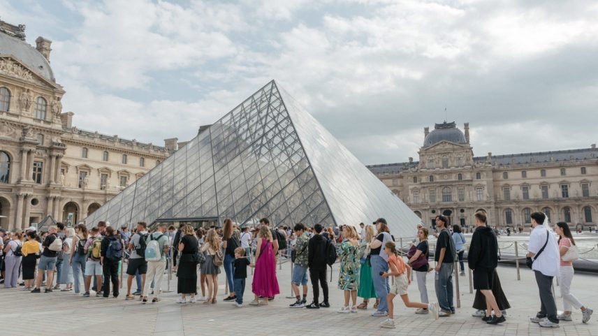 Visitantes do Louvre, em Paris, fazem fila para entrar no museu, em setembro de 2023 (Foto: Andrea Mantovani/The New York Times)