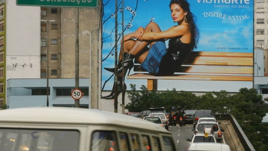 Antes da aprovação de Lei Cidade Limpa, em 2007, cidade tinha muita poluição visual. Na foto outdoor com a modelo Daniela Cicarelli, no Elevado João Goulart (Foto: Rubens Cavallari/Folhapress)