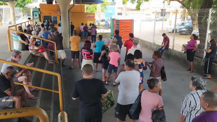 Fila para a solicitação do Jaé dentro do BRT de Madureira (Foto: Felipe Gelani)