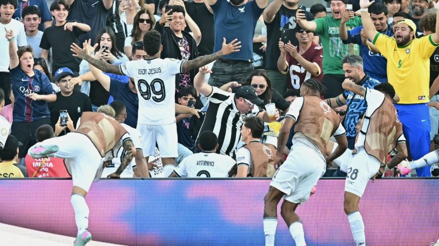 Igor Jesus abre placar em jogo do Botafogo contra PSG (Foto: Frederic J. Brown / AFP)