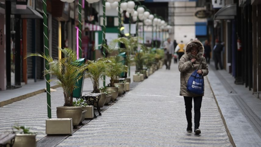 Pedestre caminha durante dia de frio na capital paulista (12/06/2025). (Foto: Paulo Pinto/Agência Brasil)