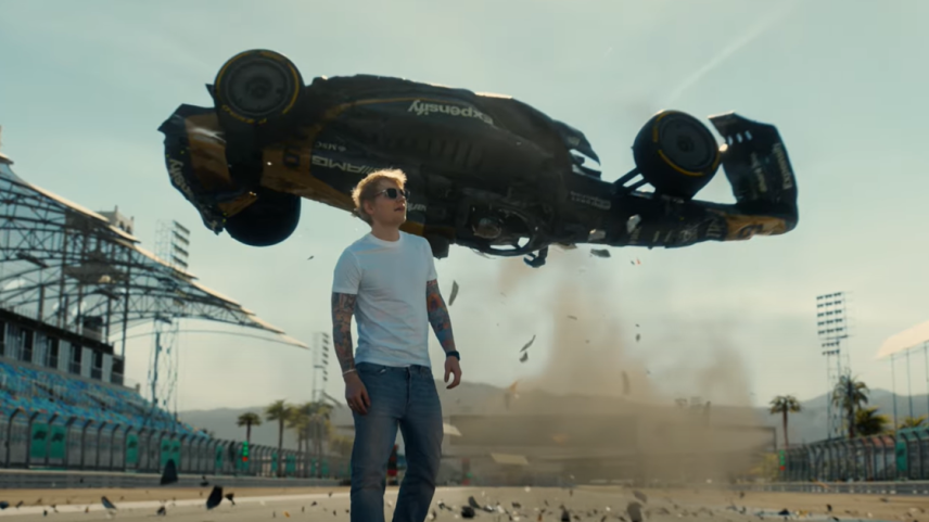 Ed Sheeran pilota no clipe de "Drive", da trilha sonora de F1: O Filme (Foto: Reprodução)