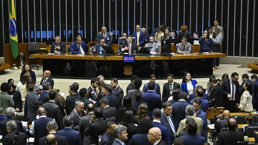 Nos últimos dez anos, o Congresso reduziu em 66% o número de reuniões de comissões responsáveis por fiscalizar as contas públicas; houve ainda queda de proposições para apurar irregularidades (Foto: Andressa Anholete/Agência Senado)