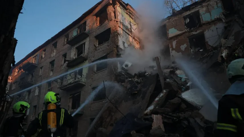 Resgatadores do serviço de emergências da Ucrânia, DSNS, combatem incêndio em um prédio residencial destruído no mais recente ataque russo a Kyiv (Foto: Ukraine's emergencies service DSNS)