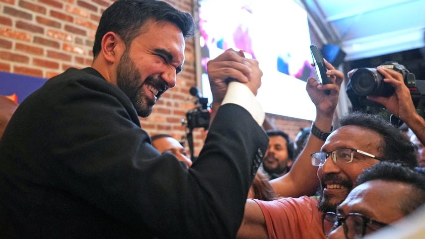 Zohran Mamdani celebra sua vitória nas primárias democratas para prefeito de Nova York na última terça-feira. (Foto: David Delgado/REUTERS)